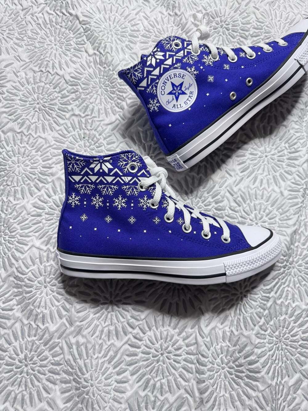 Converse Chuck Taylor All Star Winter Sweater Size 8 Women’s Blue Snowflake